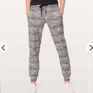 Size 10 Ready to Rulu joggers lululemon Pant
Space Dye Camo Black White